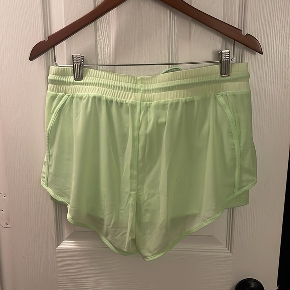 ALO yoga like green shorts with undershorts size M worn twice - Picture 2 of 4